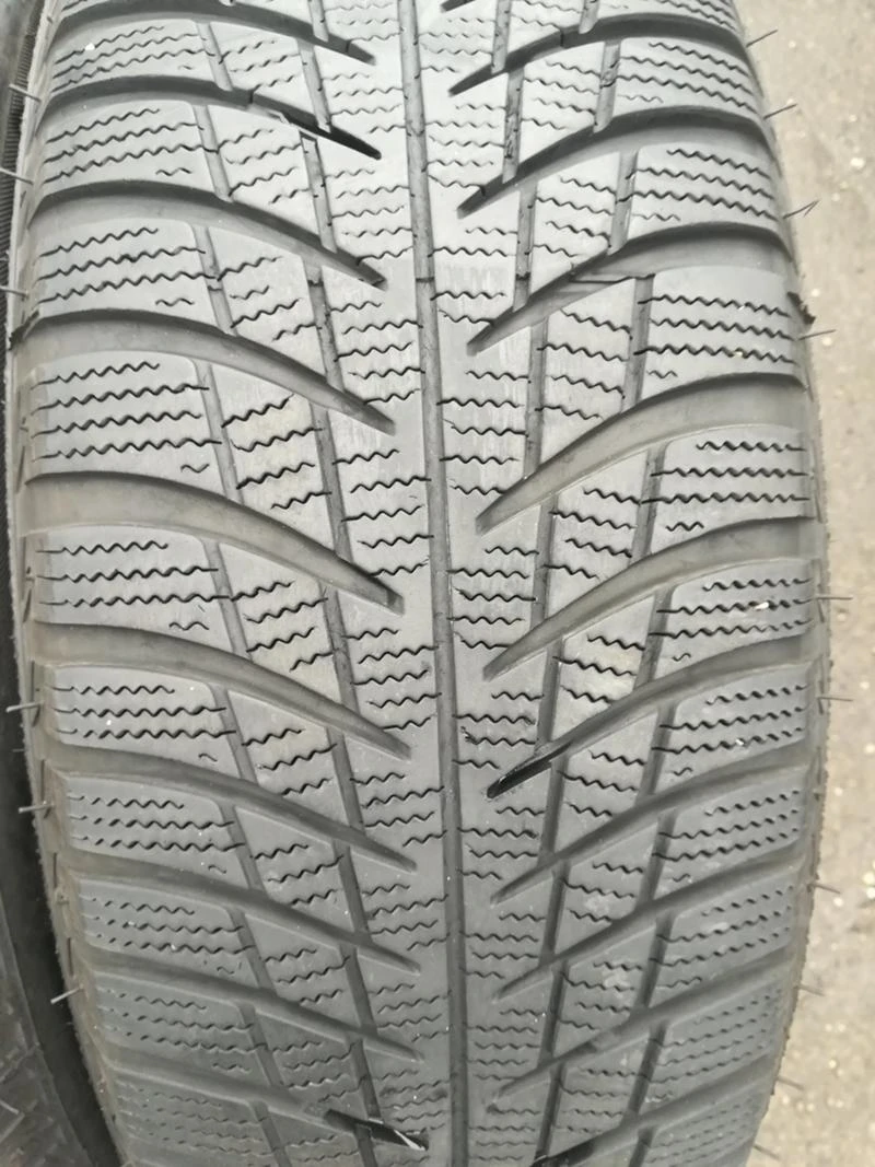 Гуми Зимни 215/65R17, снимка 4 - Гуми и джанти - 27094467