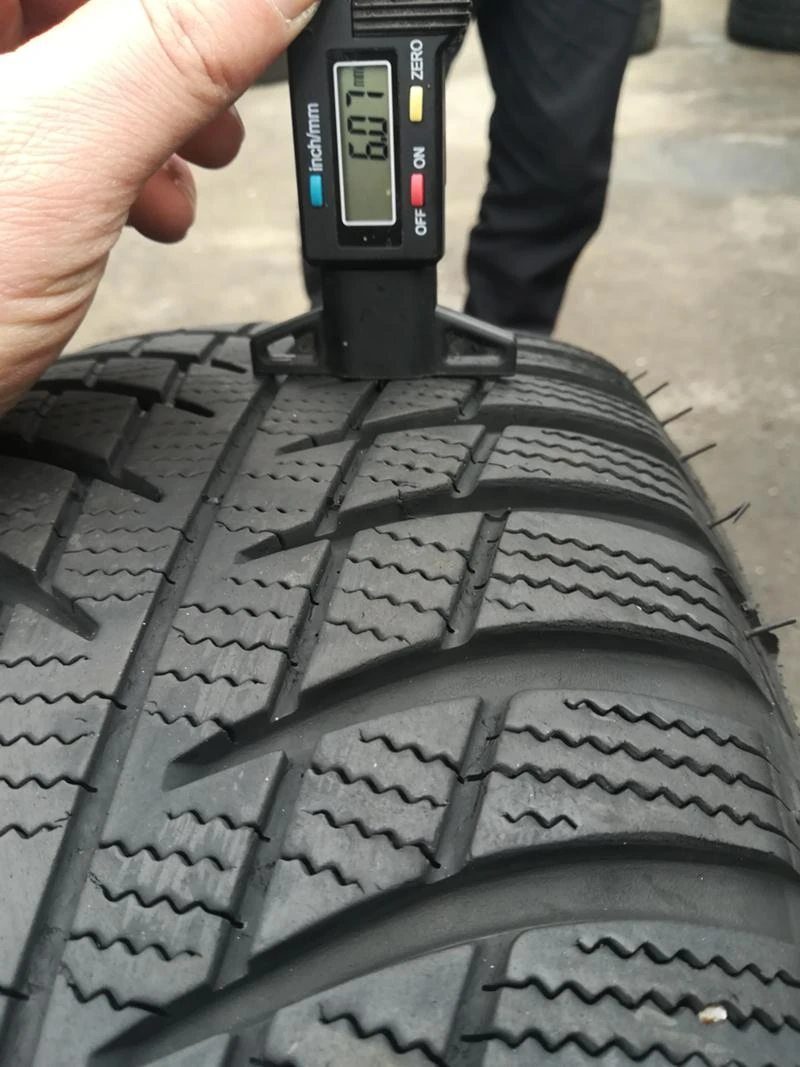 Гуми Зимни 215/65R17, снимка 8 - Гуми и джанти - 27094467