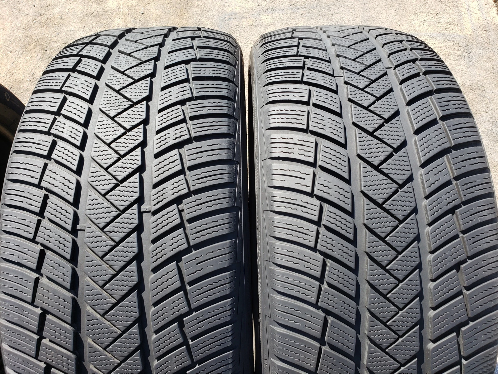 Гуми Зимни 275/45R21, снимка 2 - Гуми и джанти - 56128522