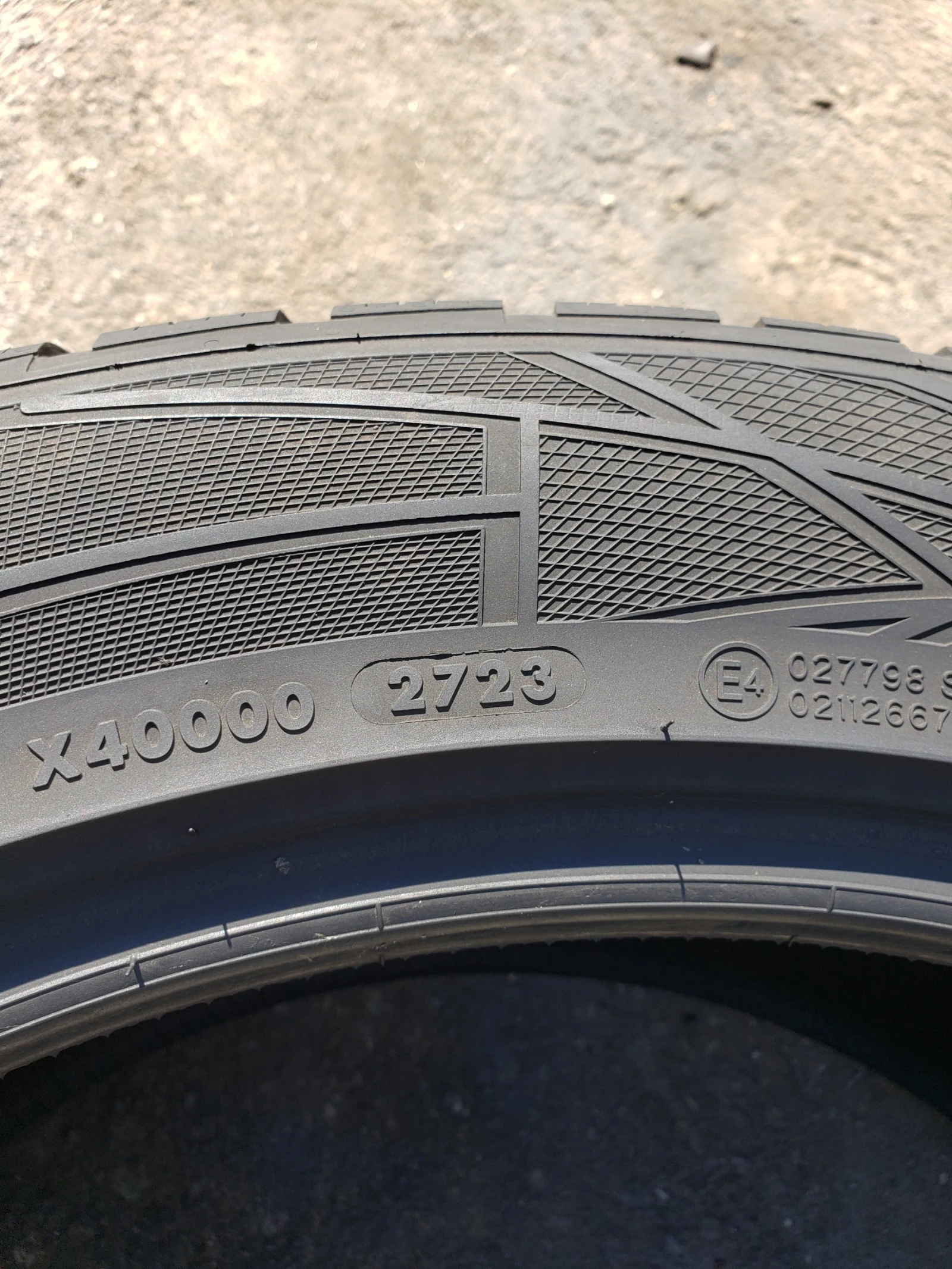 Гуми Зимни 275/45R21, снимка 6 - Гуми и джанти - 56128522