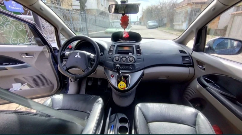 Mitsubishi Grandis 2.0, снимка 3 - Автомобили и джипове - 52434045