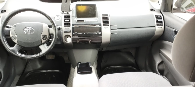 Toyota Prius 1.5 Hybrid + газ, снимка 8 - Автомобили и джипове - 52865723