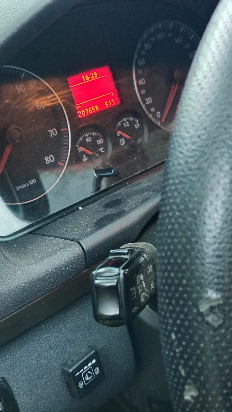 VW Touran, снимка 4 - Автомобили и джипове - 53129809