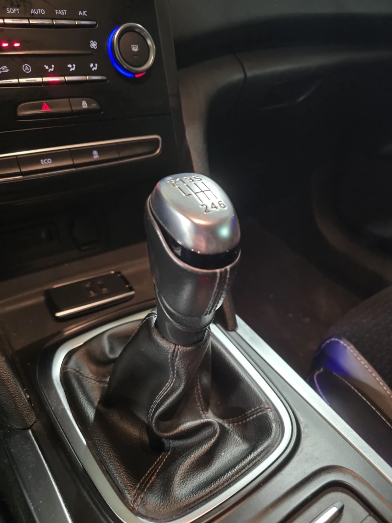 Renault Megane 1.3Tce Limited Plus, снимка 9 - Автомобили и джипове - 53476869