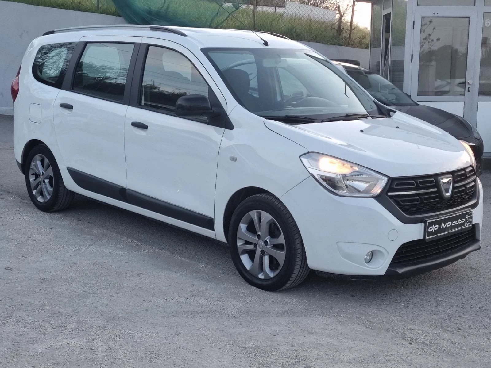 Dacia Lodgy 1.5DCI, снимка 7 - Автомобили и джипове - 54362958