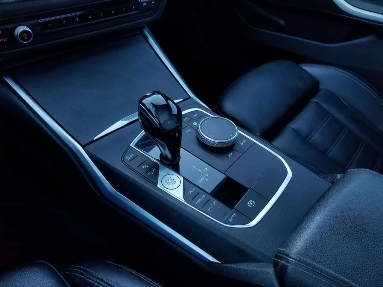 BMW 330 * 330i M SPORT| NAV| CAMERA/SENSORS| WIRE LESS CHA, снимка 14 - Автомобили и джипове - 55545556