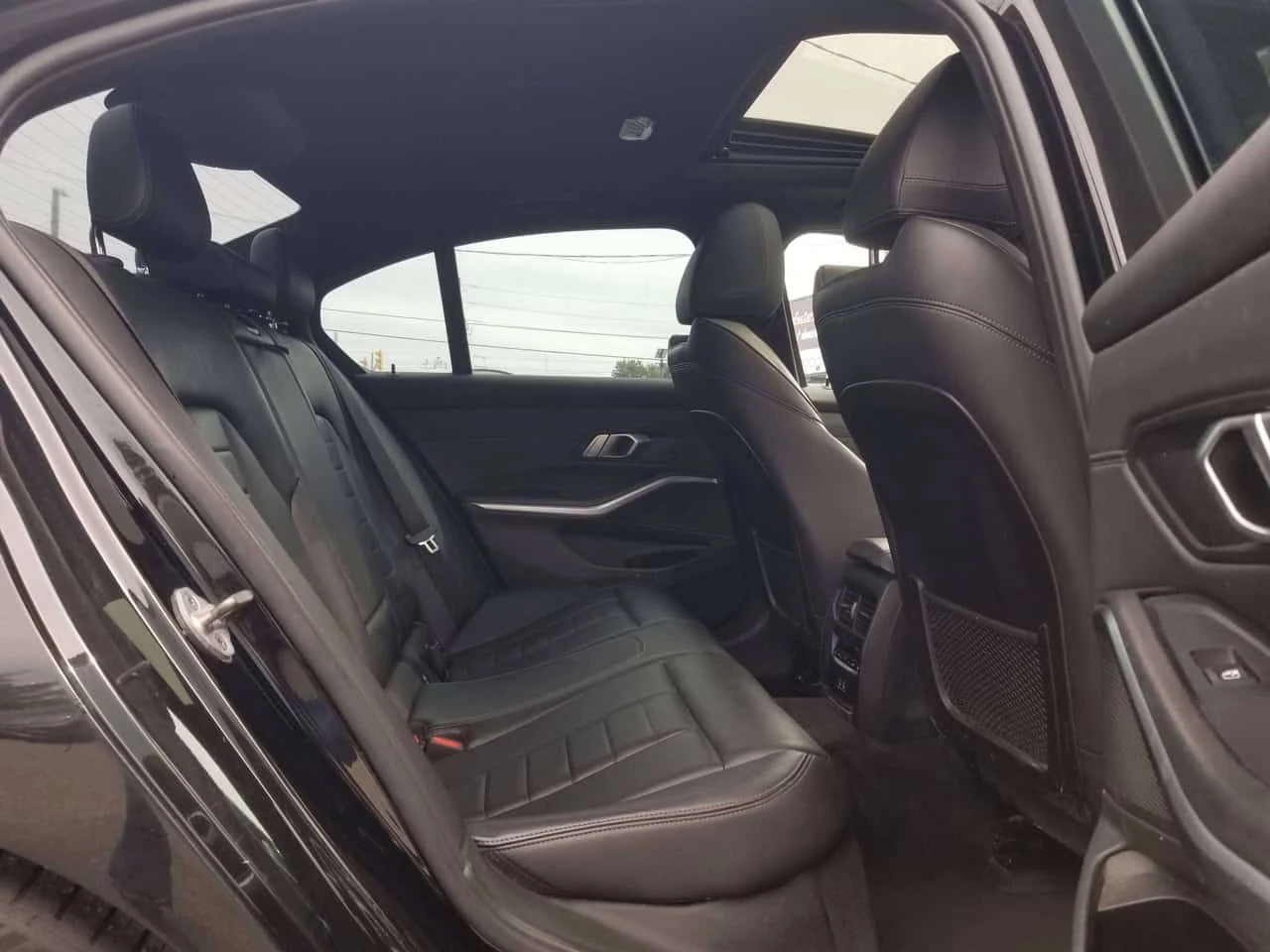 BMW 330 * 330i M SPORT| NAV| CAMERA/SENSORS| WIRE LESS CHA, снимка 10 - Автомобили и джипове - 55545556