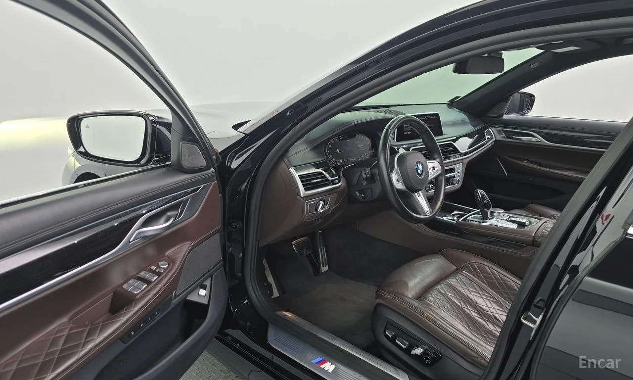 BMW 740 M* SPORT* HARMON* KARDON* ОБДУХВАНЕ* ДИСТРОНИК* LA, снимка 6 - Автомобили и джипове - 55987605
