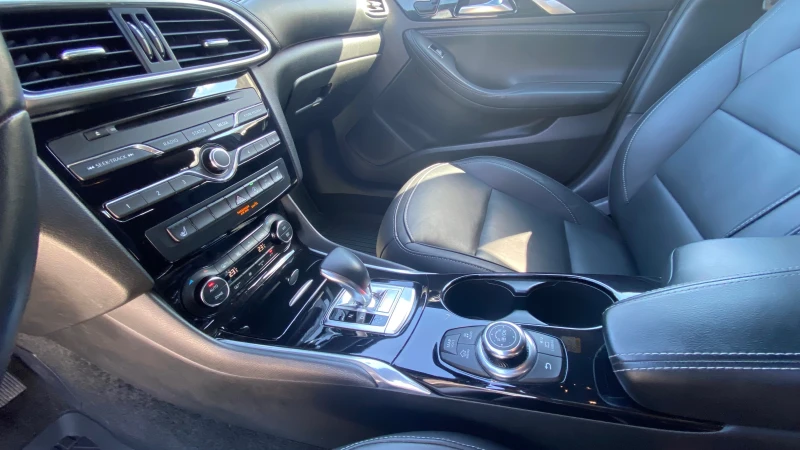 Infiniti QX30 2.0t AWD 7 DCT LUXЕ TE, снимка 11 - Автомобили и джипове - 52571238