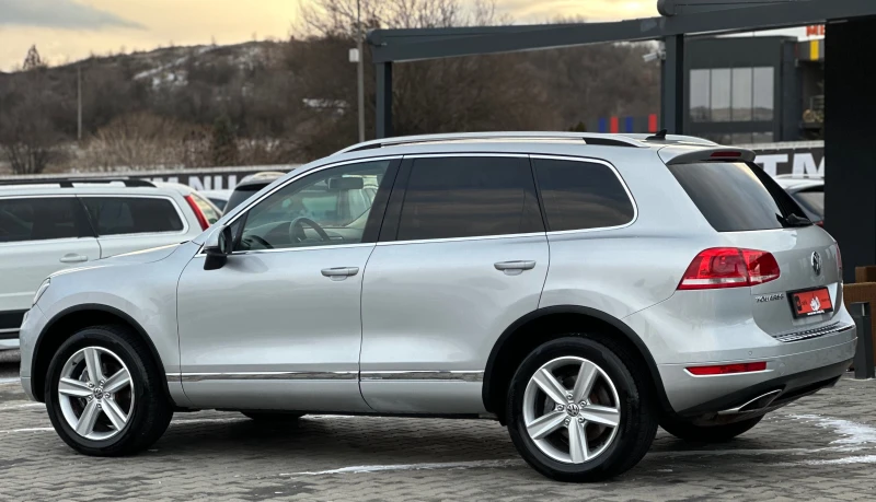 VW Touareg 3.0TDI* 239kc* BLUEMOTION* NAVI* LED* TOP* , снимка 4 - Автомобили и джипове - 53065421