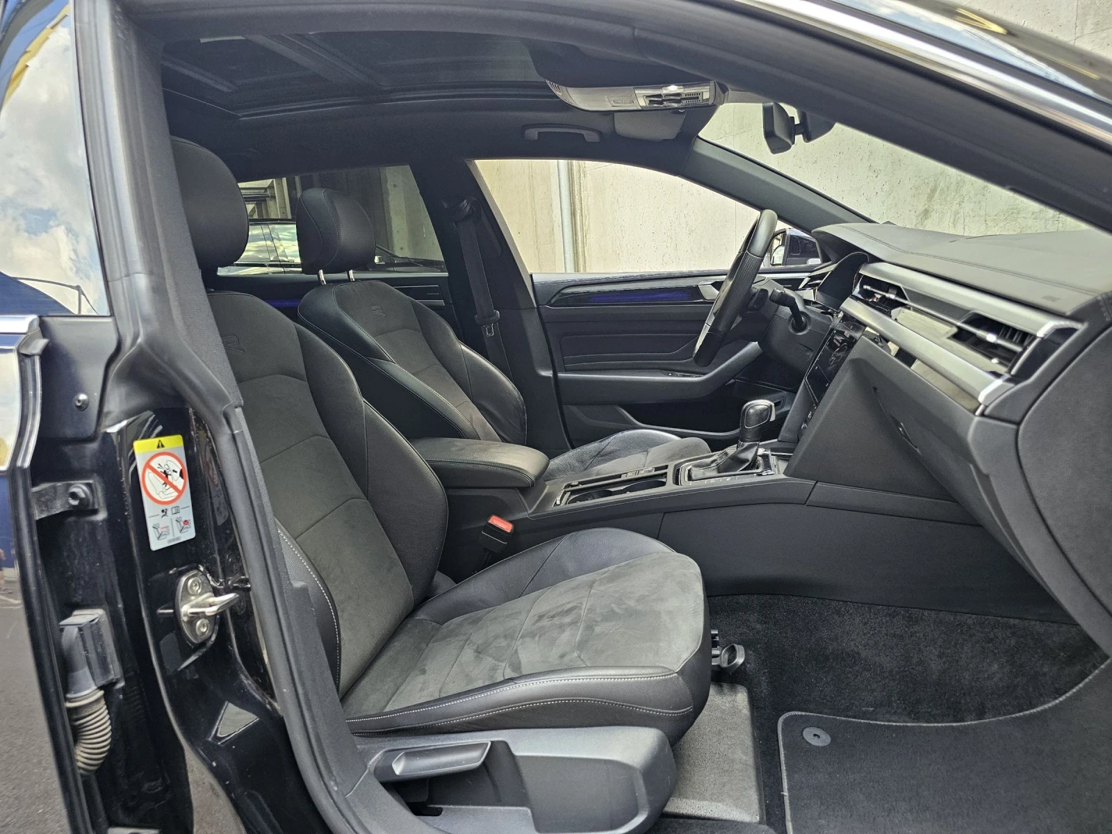 VW Arteon 2.0TDI SCR R-Line 4MOTION 200hp Headup Panorama, снимка 14 - Автомобили и джипове - 54801538