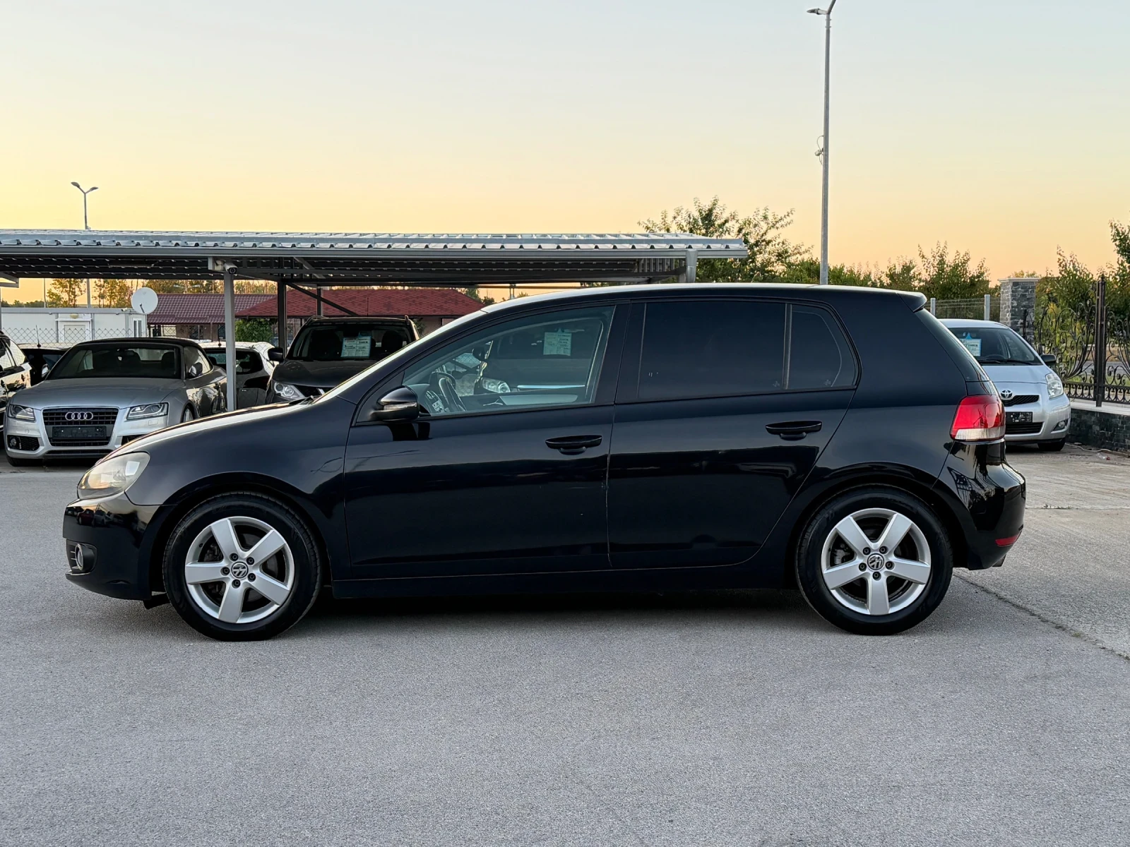 VW Golf 2.0TDI АВТОМАТ ВСИЧКО ПЛАТЕНО, снимка 2 - Автомобили и джипове - 54934368