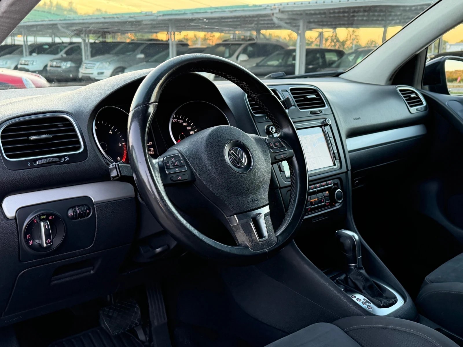 VW Golf 2.0TDI АВТОМАТ ВСИЧКО ПЛАТЕНО, снимка 5 - Автомобили и джипове - 54934368