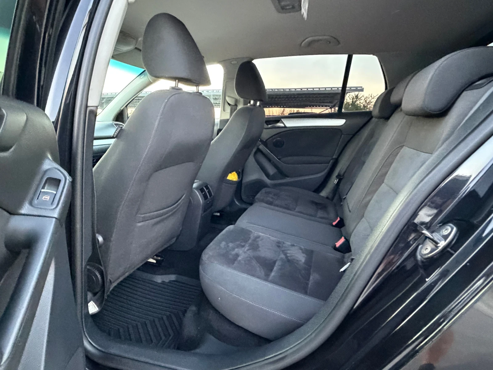 VW Golf 2.0TDI АВТОМАТ ВСИЧКО ПЛАТЕНО, снимка 7 - Автомобили и джипове - 54934368