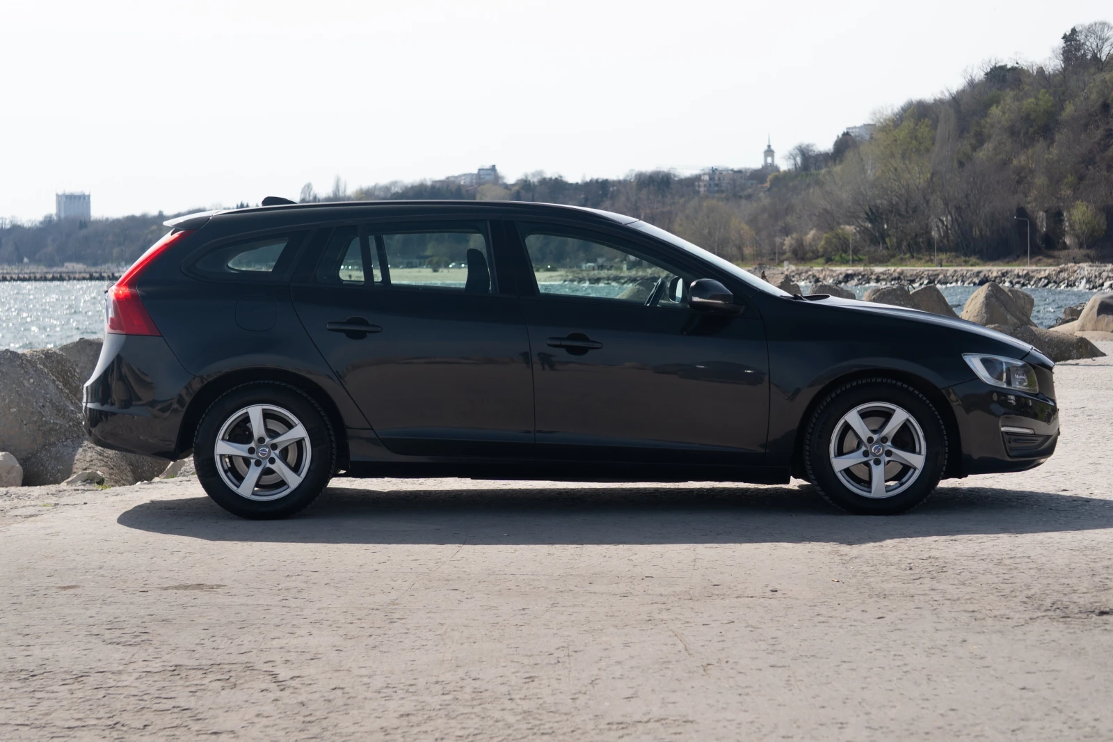 Volvo V60 D4 Business Edition, снимка 3 - Автомобили и джипове - 55341502