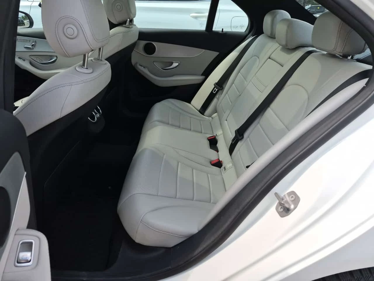 Mercedes-Benz C 300 * CARFAX * ОПЦИЯ ЗА АВТОКРЕДИТ * , снимка 11 - Автомобили и джипове - 55547822