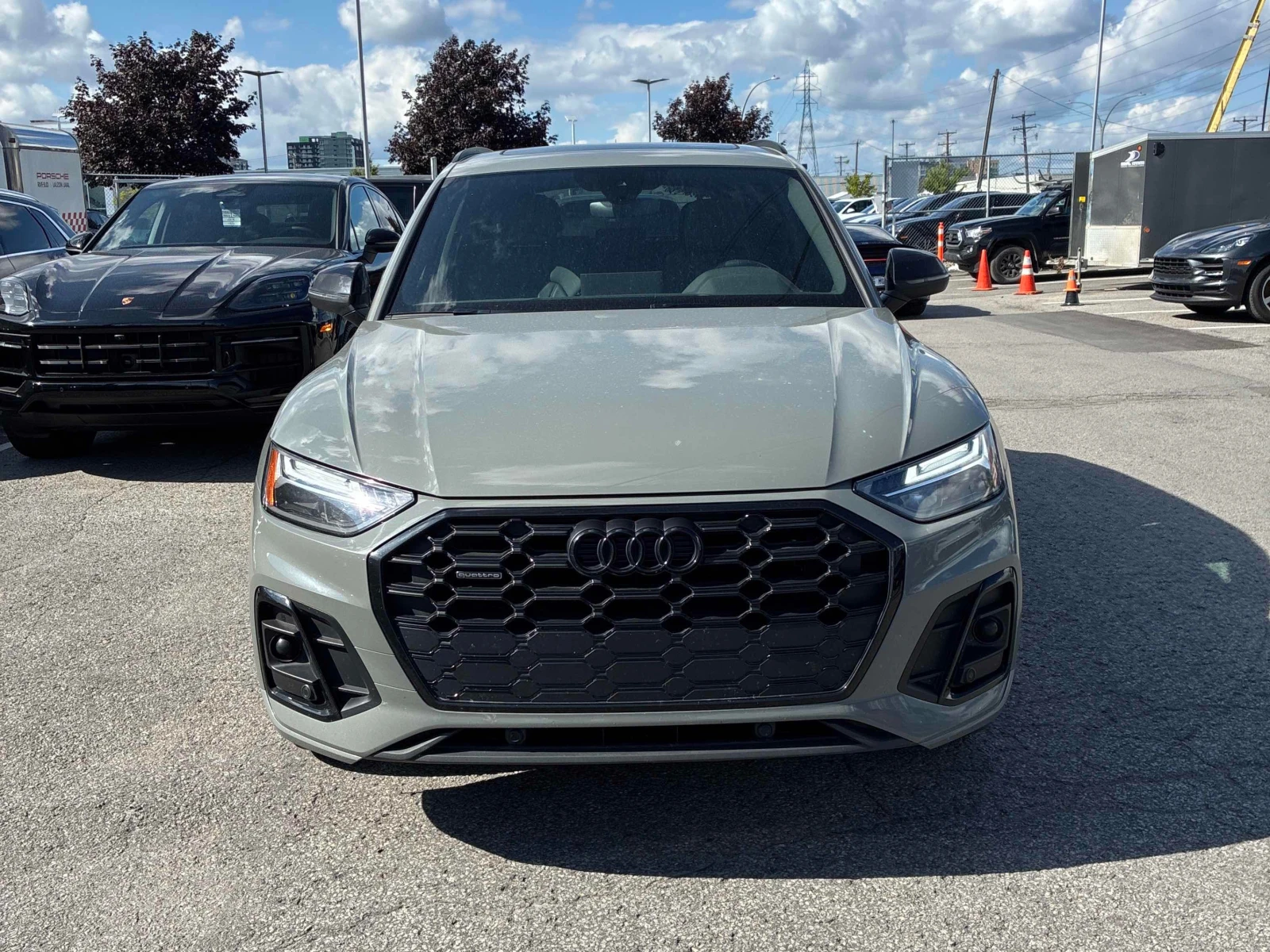Audi Q5 QUATTRO * ГЛАВНО ПРЕДСТАВИТЕЛСТВО НА PORSCHE* , снимка 2 - Автомобили и джипове - 56112776