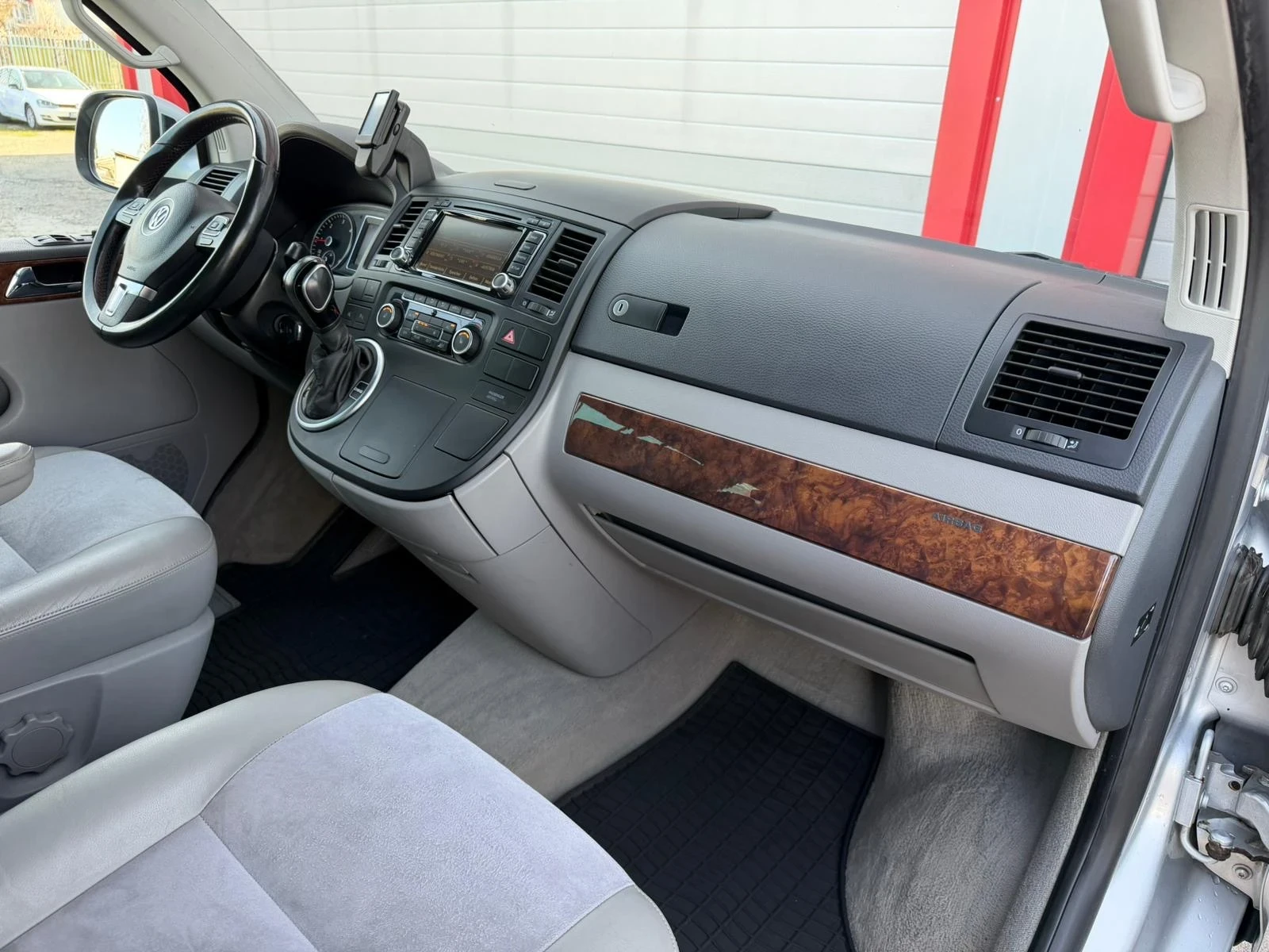 VW Multivan 2.0TDI HIGHLINE AUTOMATIK DSG NAVI KLIMATRONIK , снимка 14 - Бусове и автобуси - 54194082