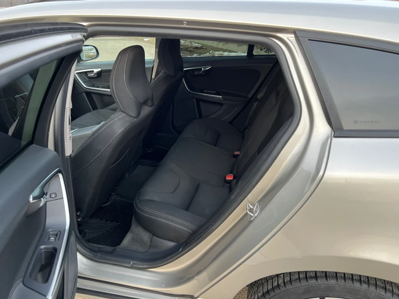 Volvo V60 2.0D D4-181hp, снимка 13 - Автомобили и джипове - 50643546