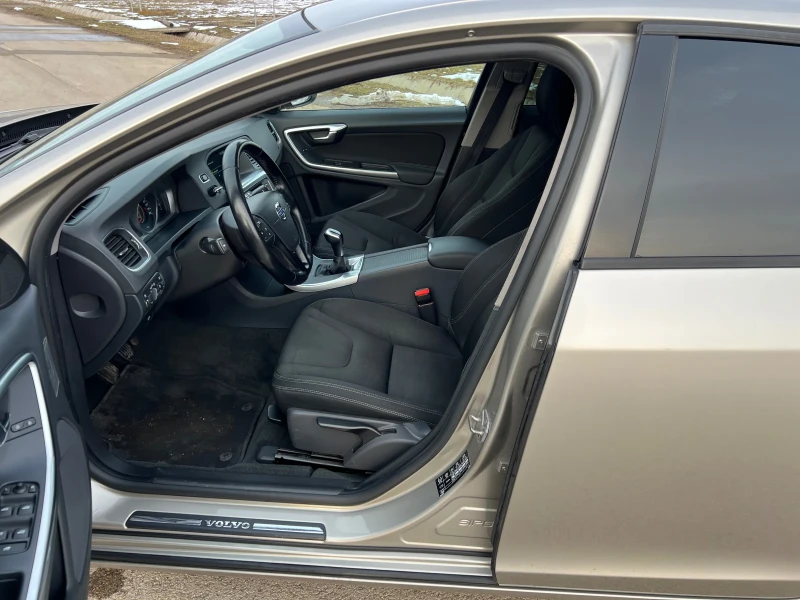 Volvo V60 2.0D D4-181hp, снимка 11 - Автомобили и джипове - 50643546