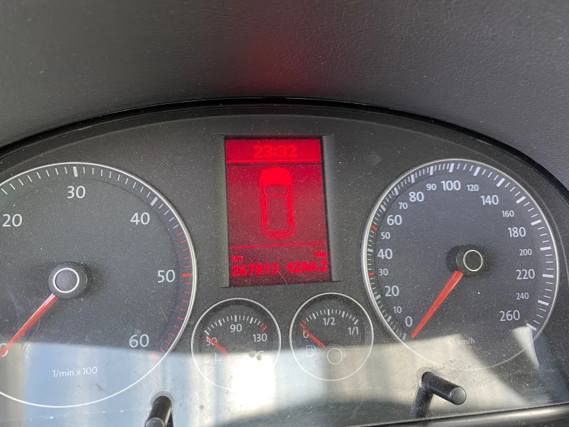 VW Touran, снимка 6 - Автомобили и джипове - 52645845