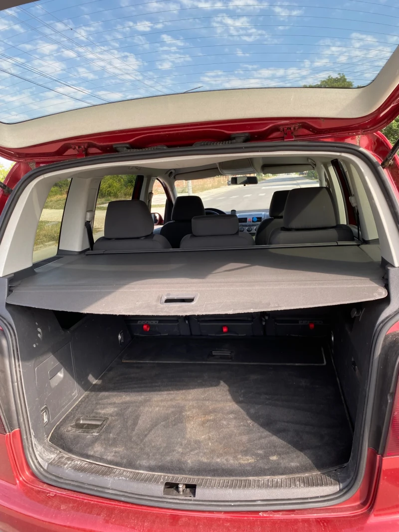 VW Touran, снимка 12 - Автомобили и джипове - 52645845