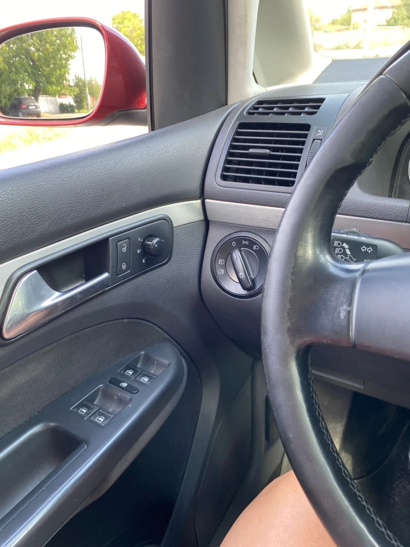 VW Touran, снимка 10 - Автомобили и джипове - 52645845