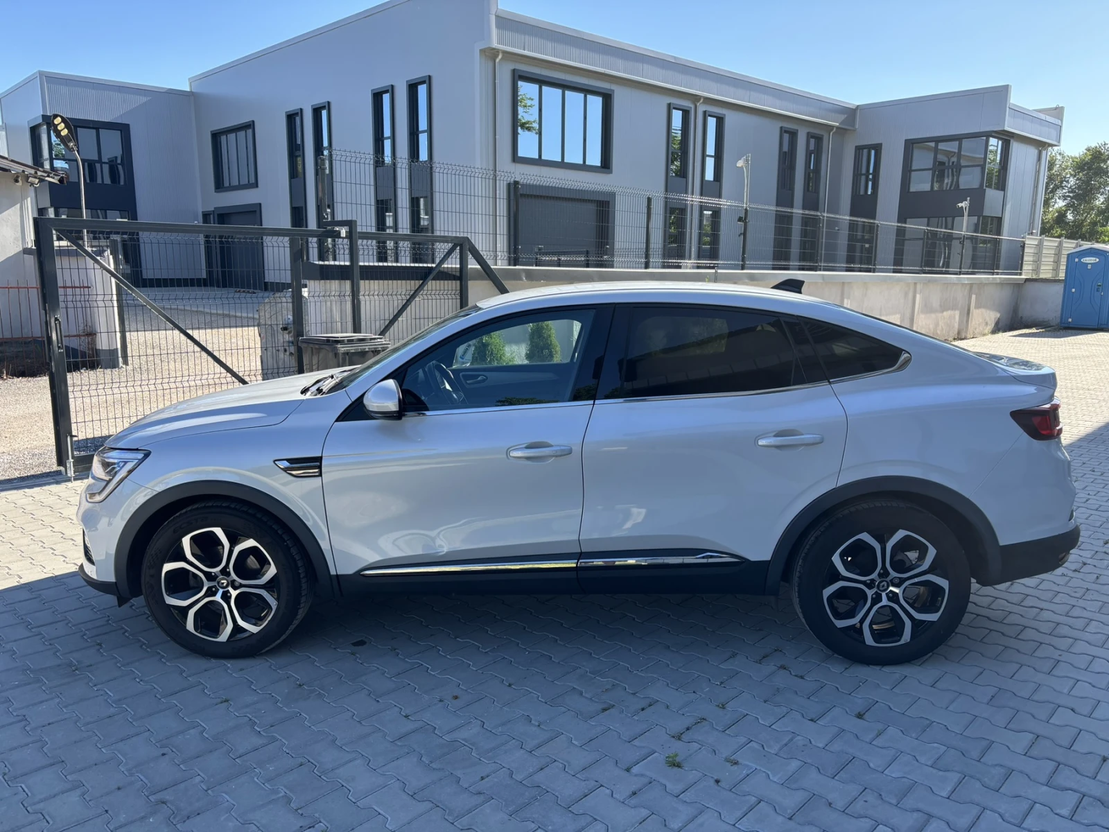 Renault Arkana 1.6 E-TEH 145 Intens, снимка 4 - Автомобили и джипове - 54718210