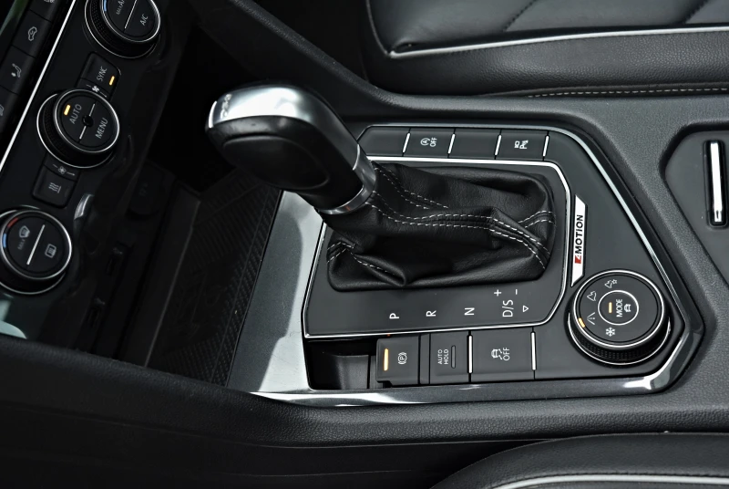 VW Tiguan 2.0TDI/3xR Line/4motion/Distronic/Cam360/Panorama, снимка 12 - Автомобили и джипове - 53126148