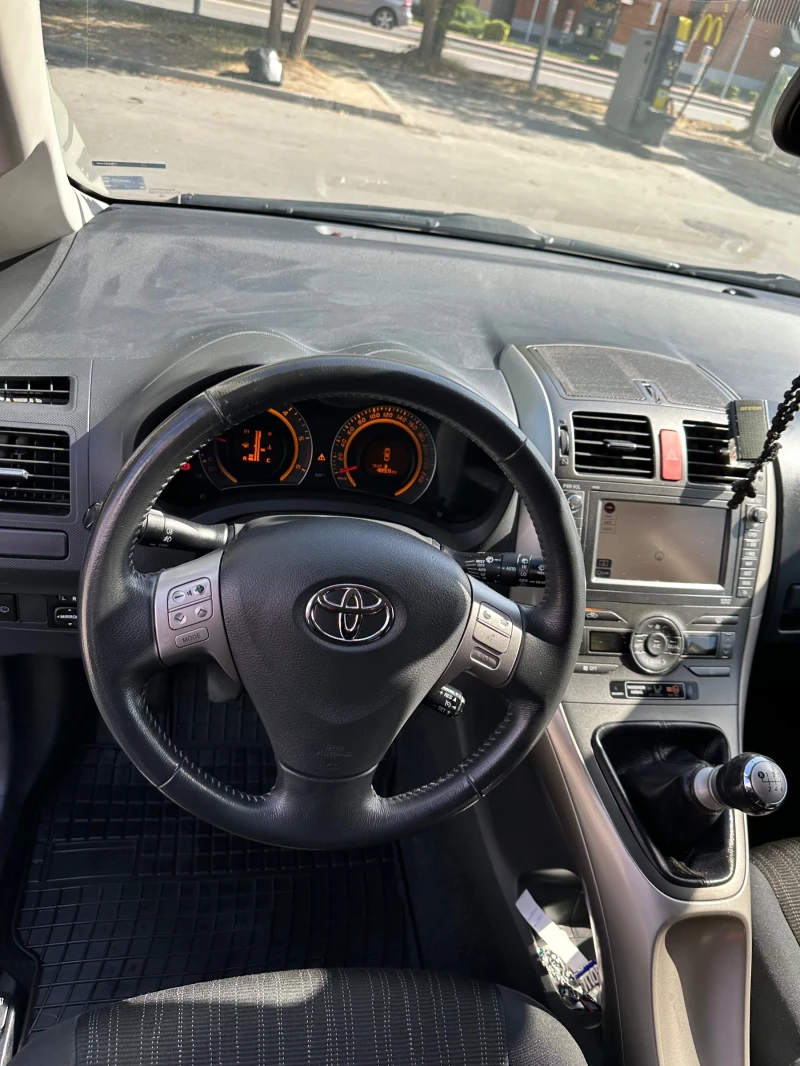 Toyota Auris, снимка 10 - Автомобили и джипове - 48421236