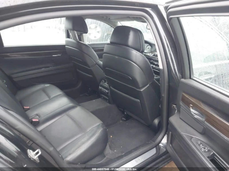BMW 750 4.4l Li xDrive, снимка 8 - Автомобили и джипове - 53375809