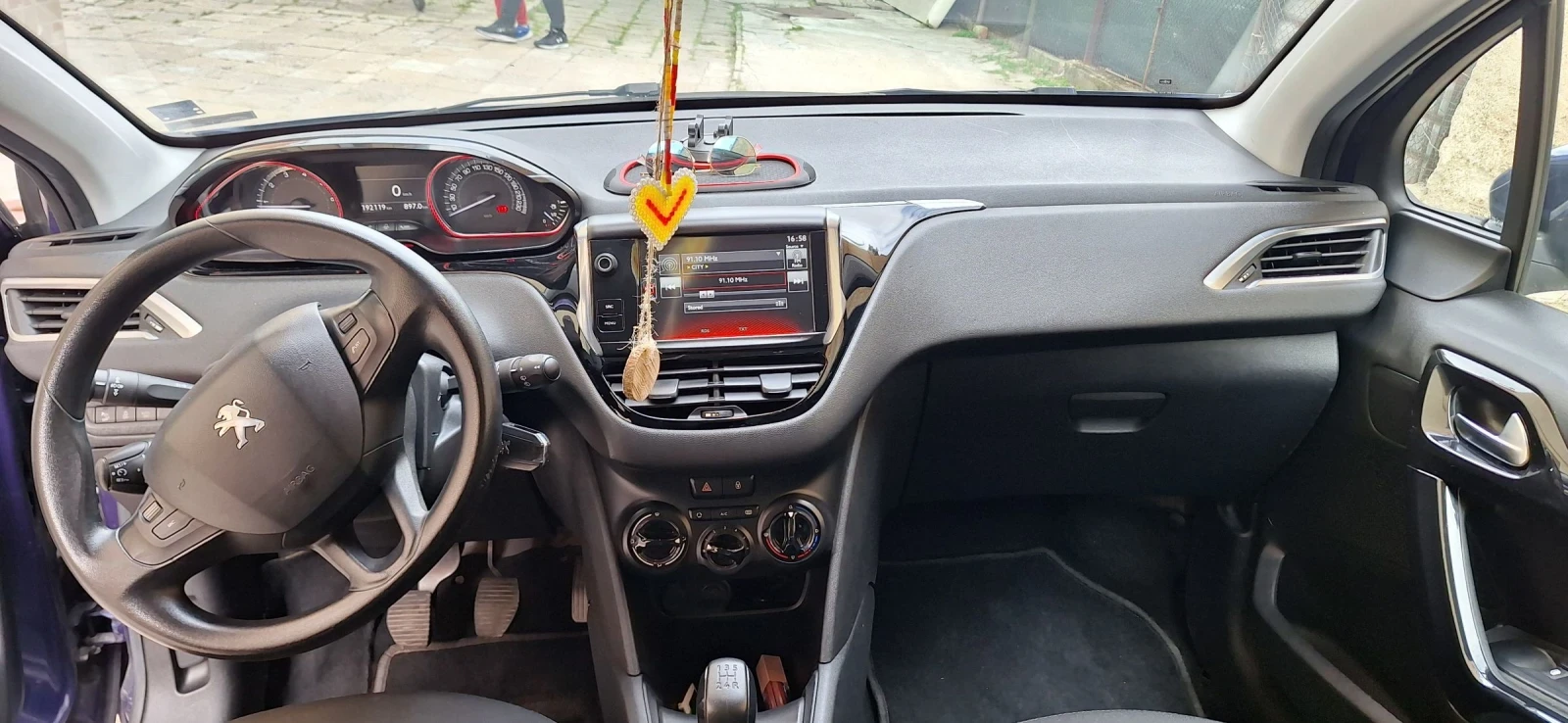 Peugeot 208, снимка 7 - Автомобили и джипове - 53791395