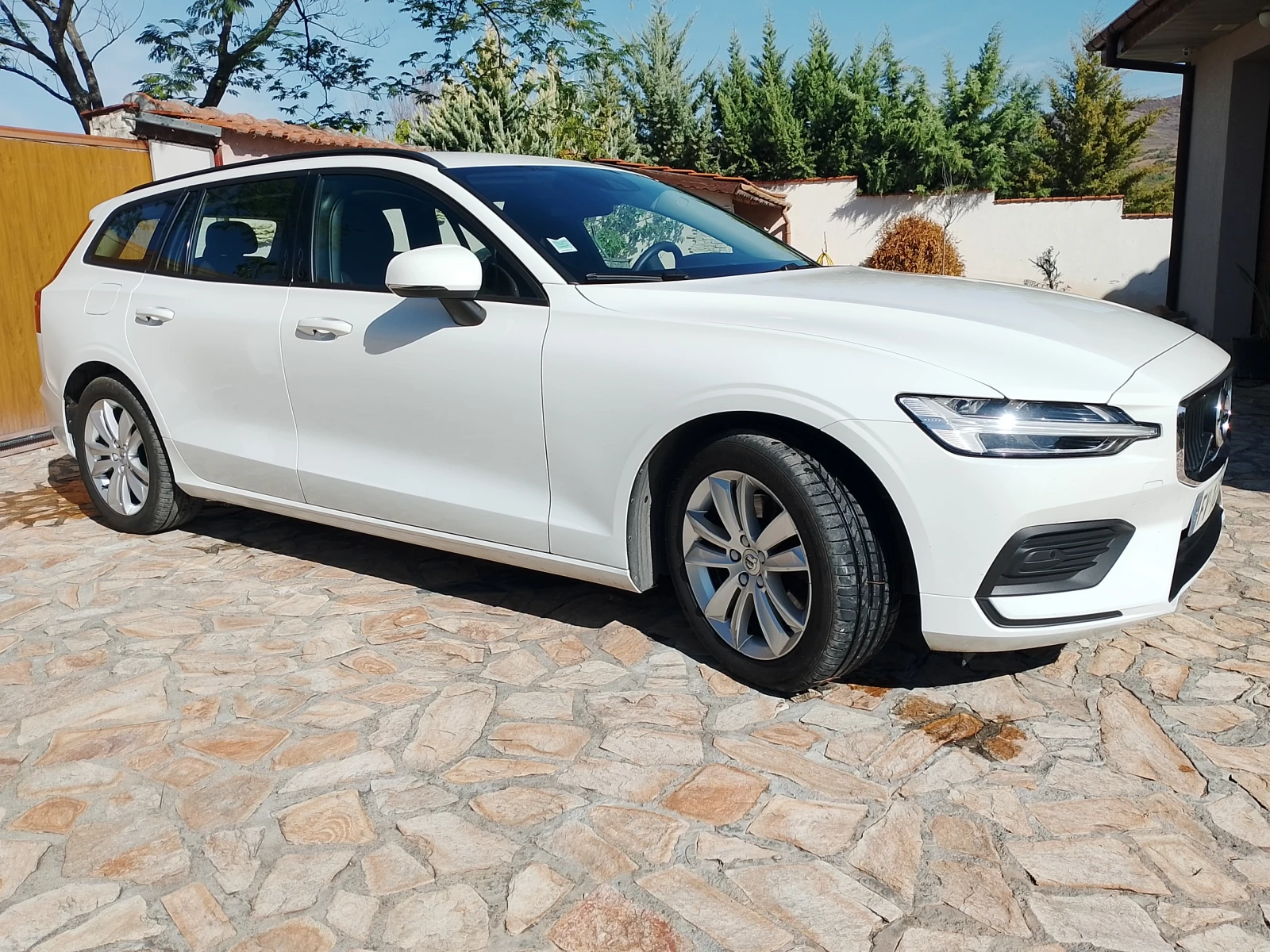 Volvo V60 Mild Hibrid, снимка 2 - Автомобили и джипове - 54188440