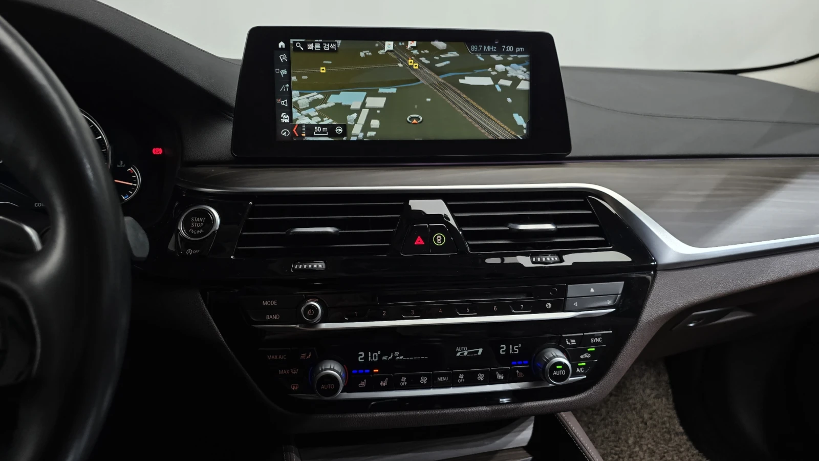 BMW 530 HUD* ЕЛ. БАГАЖНИК* BLIND SPOT* ЛЮК* КРАЙНА ЦЕНА, снимка 12 - Автомобили и джипове - 55344732