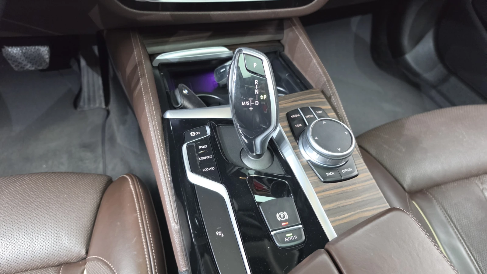 BMW 520 BLIND SPOT* ЕЛ. БАГАЖНИК* HUD* ЛЮК* КРАЙНА ЦЕНА, снимка 9 - Автомобили и джипове - 55344732