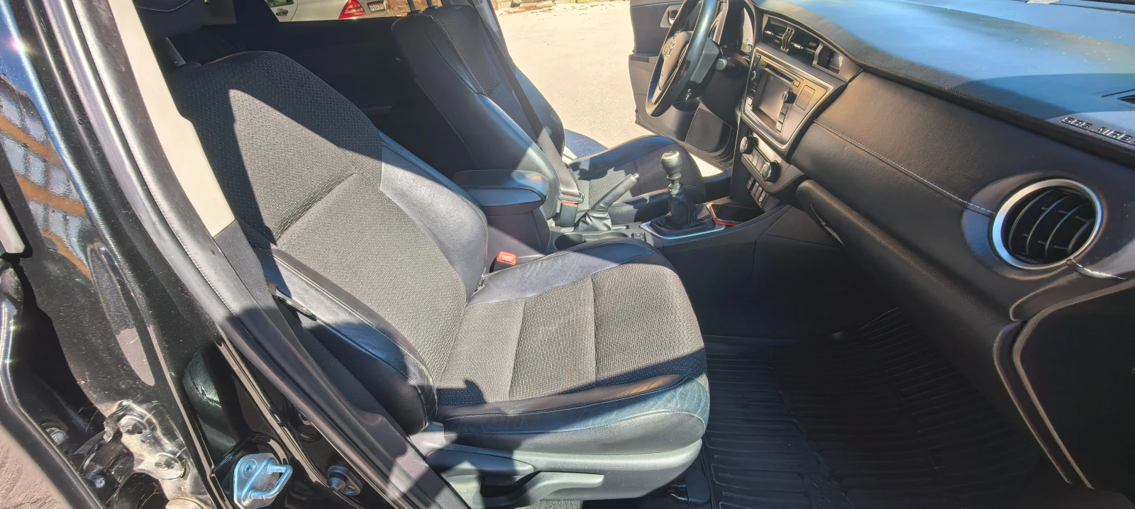 Toyota Auris, снимка 8 - Автомобили и джипове - 56053279