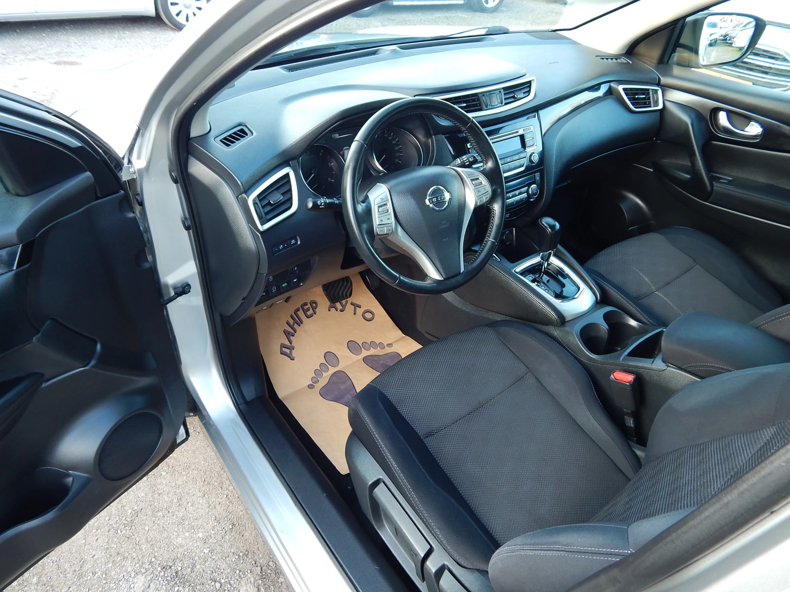 Nissan Qashqai 1.6DCI* 164000km.* СЕРВИЗНИ ДОКУМЕНТИ* , снимка 9 - Автомобили и джипове - 53747531