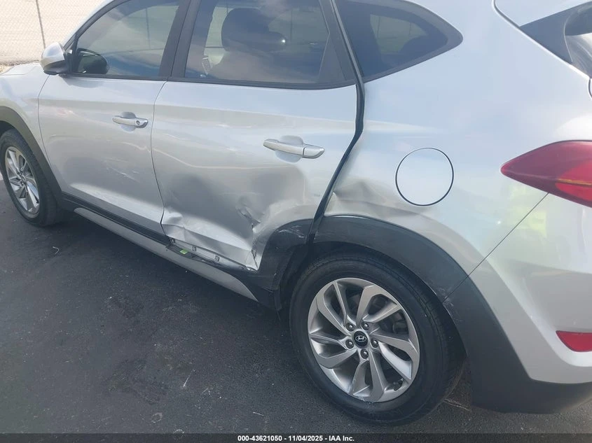 Hyundai Tucson 2.0l Sel, снимка 6 - Автомобили и джипове - 54071623