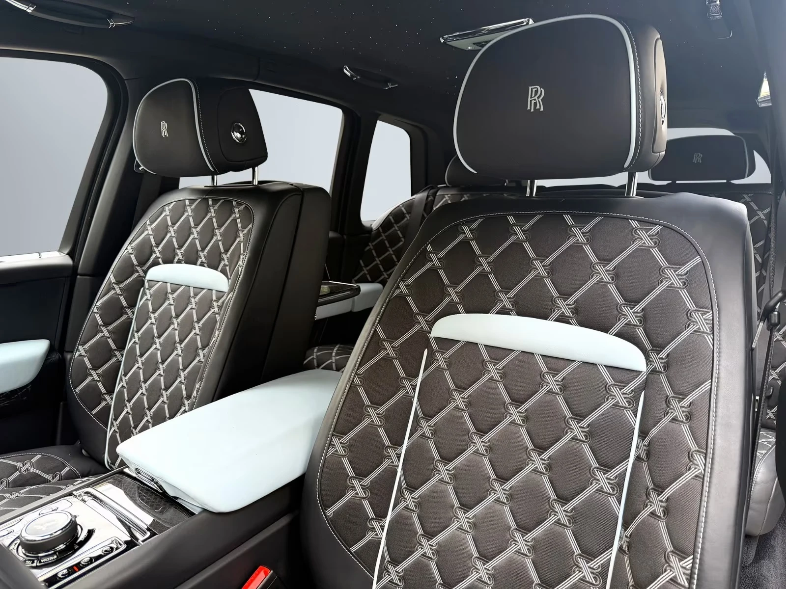 Rolls-Royce Cullinan V12 / BESPOKE / NIGHT / STARLIGHT / LOUNGE / , снимка 10 - Автомобили и джипове - 54967693