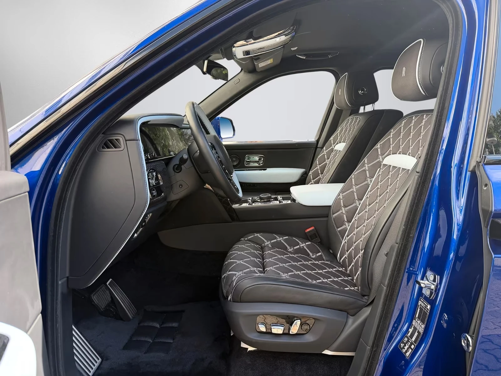 Rolls-Royce Cullinan V12 / BESPOKE / NIGHT / STARLIGHT / LOUNGE / , снимка 8 - Автомобили и джипове - 54967693