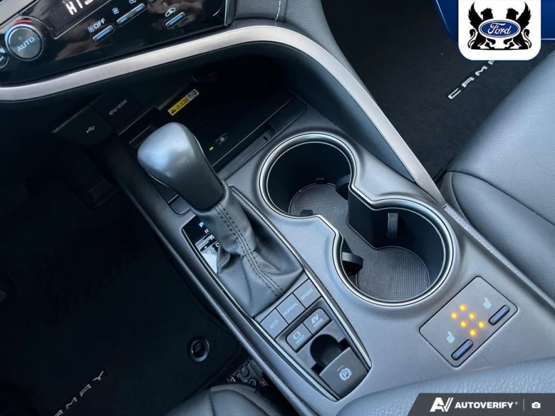 Toyota Camry HYBRID SE * * CARFAX * * АВТО КРЕДИТ * * , снимка 13 - Автомобили и джипове - 52606063