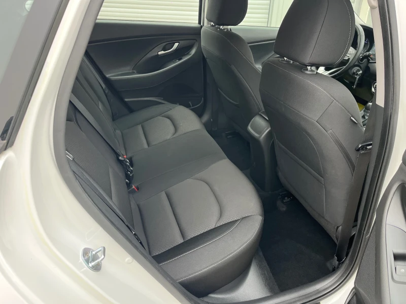 Hyundai I30 1.6 автомат, снимка 9 - Автомобили и джипове - 52813173