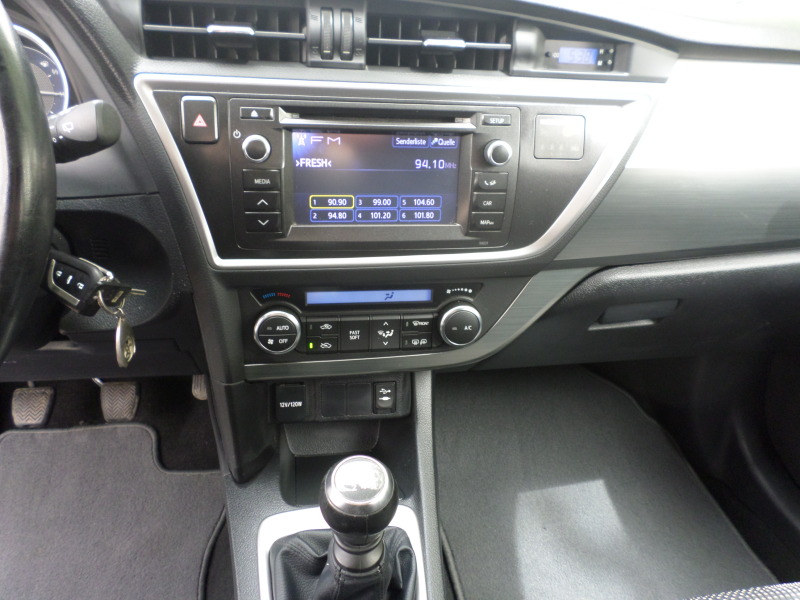 Toyota Auris 1.33 VVT-I, снимка 10 - Автомобили и джипове - 45431682