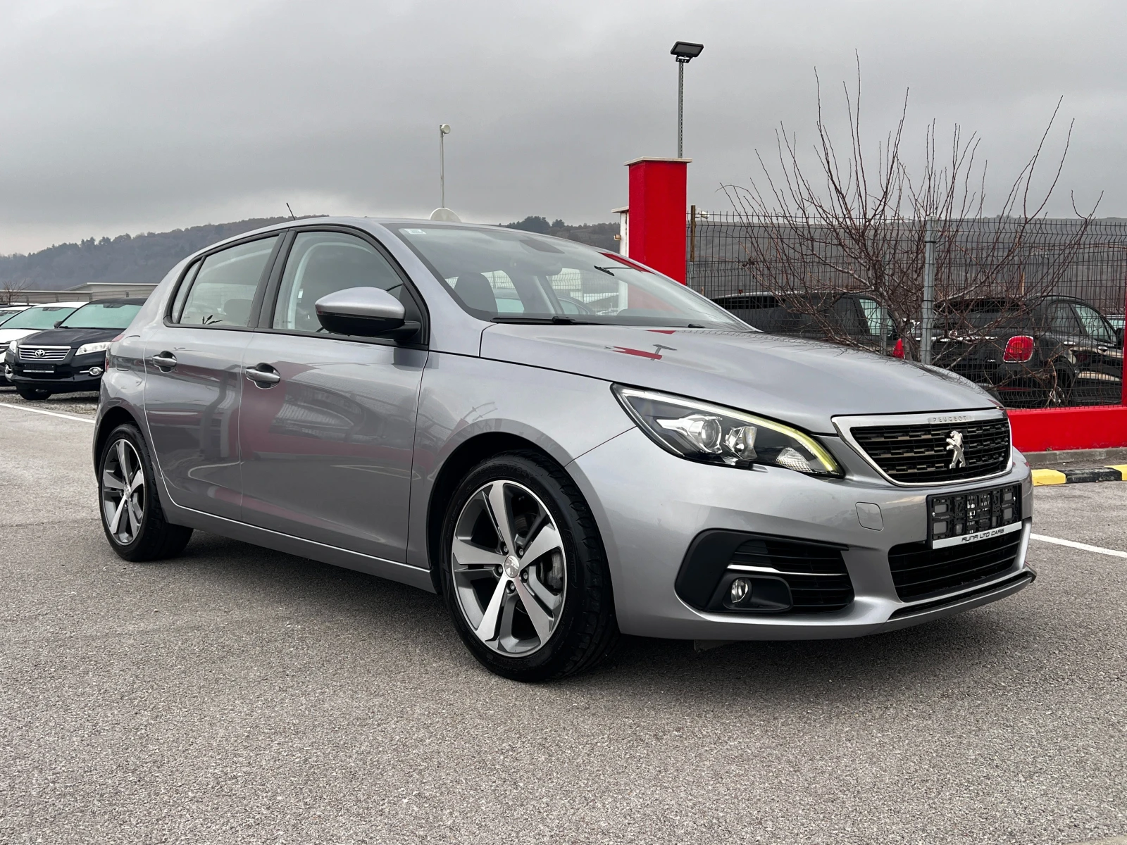 Peugeot 308 1.5BlueHDi EAT8 Allure НАПЪЛНО ОБСЛУЖЕН - изображение 3