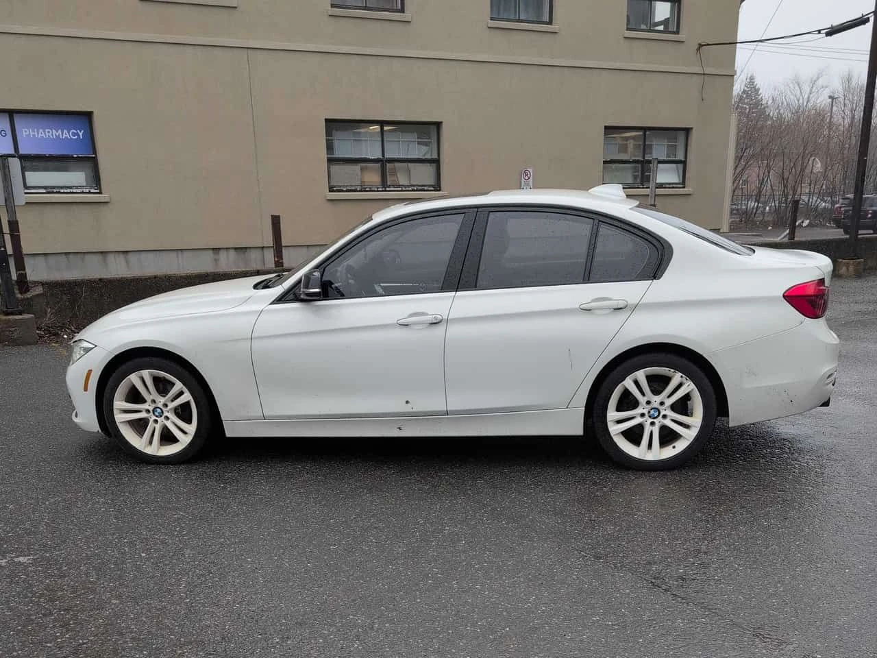 BMW 320 i xDrive/ПОДГРЕВИ/ШИБИДАХ, снимка 3 - Автомобили и джипове - 54236835