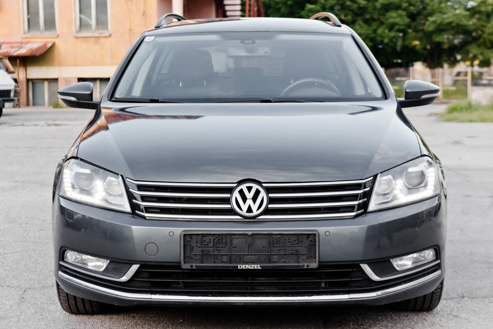 VW Passat 2.0 TDI - LED - MULTIMEDIA - NAVI - AUTOMATIC, снимка 2 - Автомобили и джипове - 54606658
