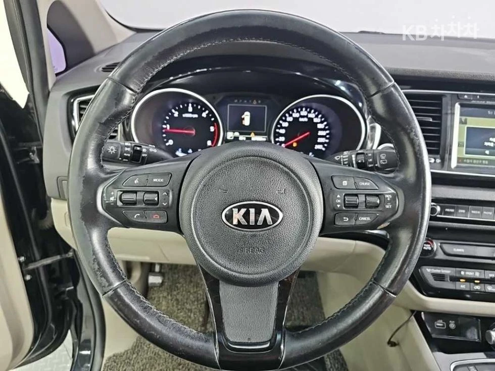 Kia Carnival, снимка 9 - Автомобили и джипове - 54610541
