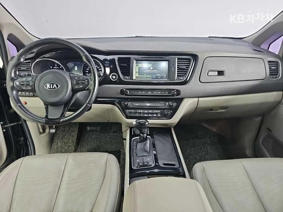 Kia Carnival, снимка 7 - Автомобили и джипове - 54610541