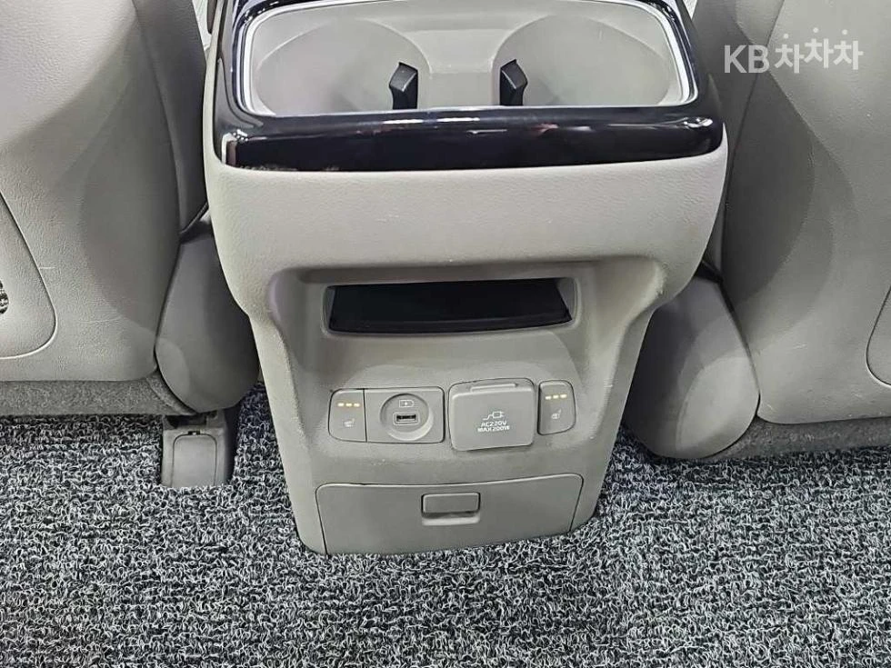 Kia Carnival, снимка 13 - Автомобили и джипове - 54610541