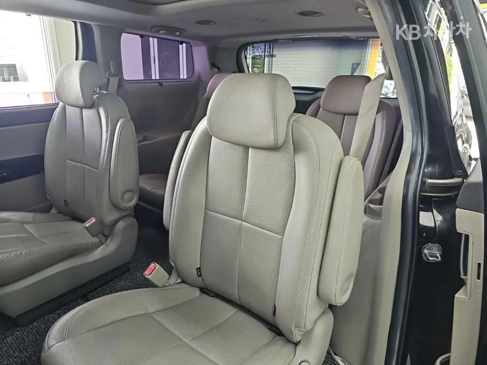 Kia Carnival, снимка 12 - Автомобили и джипове - 54610541